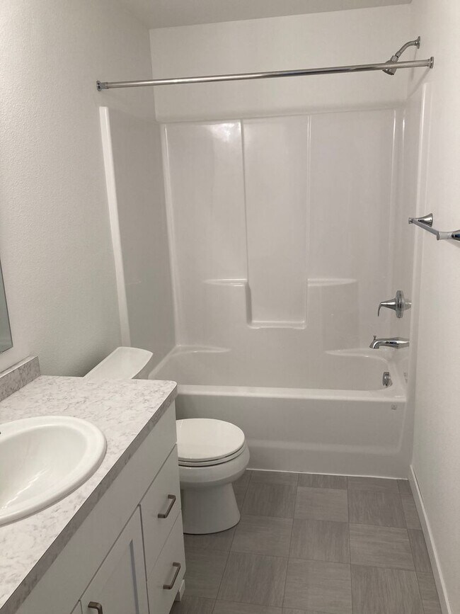 Foto del edificio - 4 Bed  3 Bath Twin Home