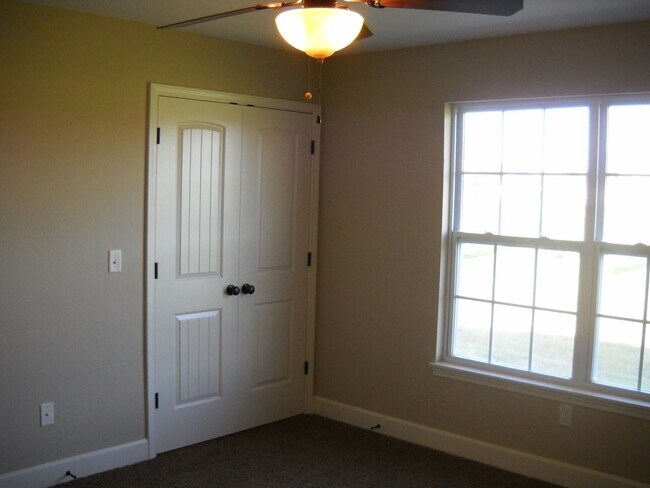 Building Photo - 2 Bedroom 2.5 Bath Townhouse