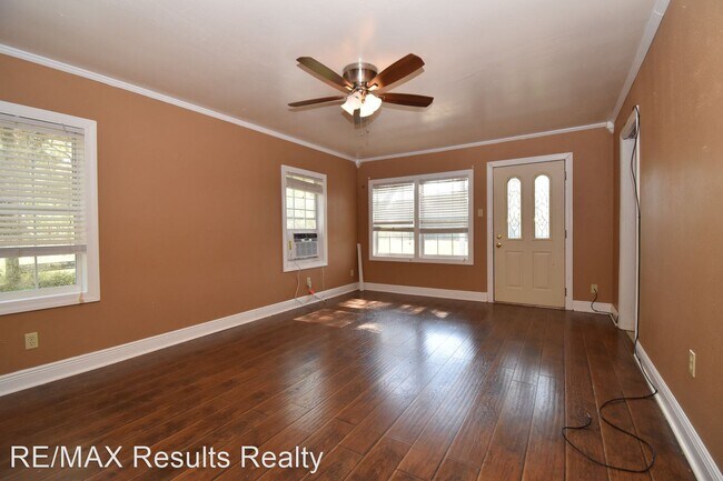 Foto del edificio - 3 br, 1 bath House - 1953 Moore's Dairy Rd.
