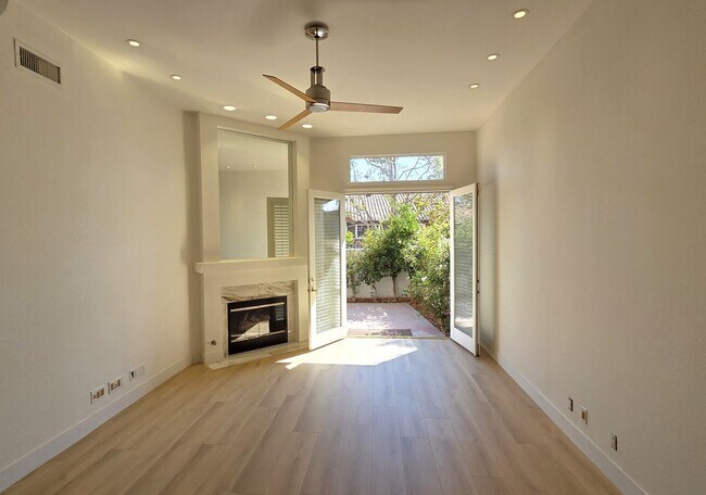 Foto del edificio - 3055 E Hillcrest Dr