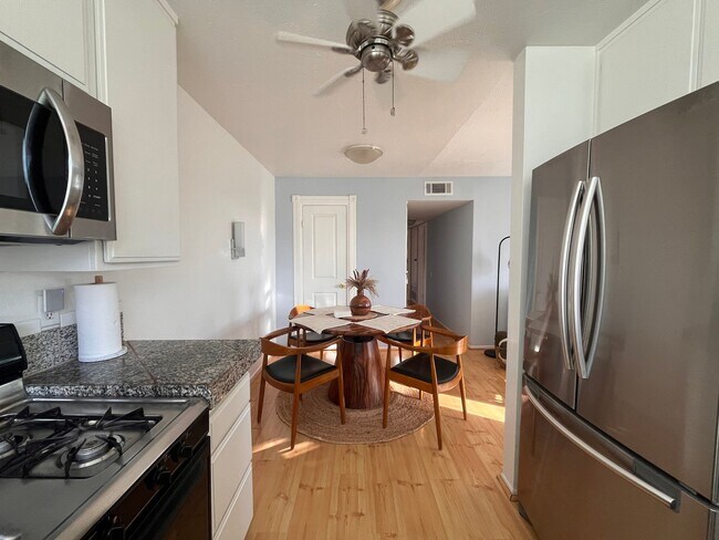 Foto del edificio - 3075 E Harbor Blvd