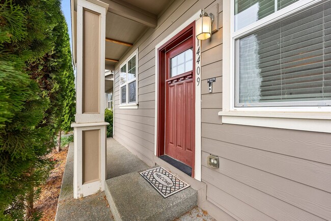 Building Photo - Cozy 3-Bed Yelm Home | Vaulted Ceilings, C...