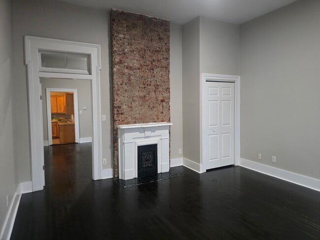 Building Photo - 854 Milton St
