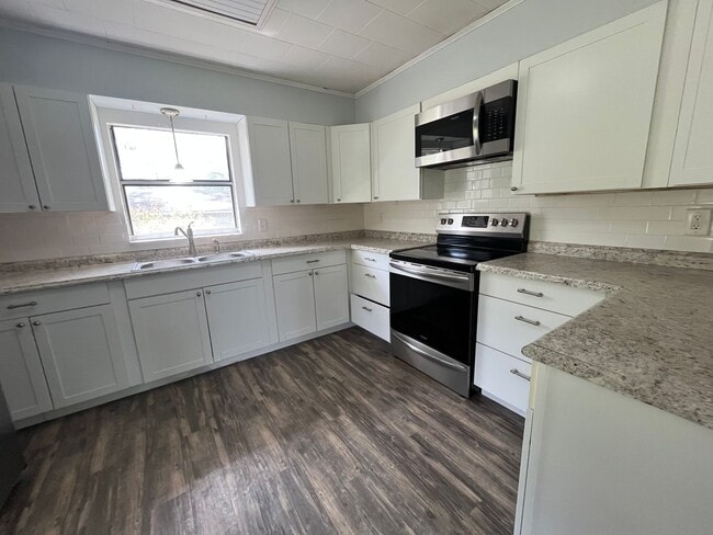 Foto del edificio - Spacious 4-Bedroom Brick Home on 1 Acre – ...