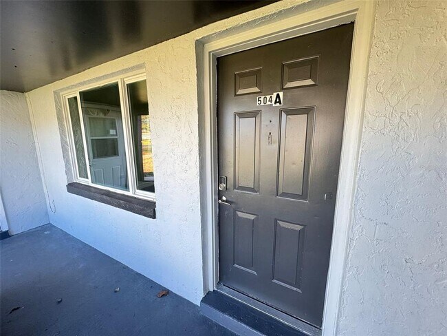 Foto del edificio - 504 Blackbird Ln