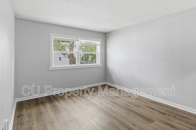 Foto del edificio - 1605 N Willow Rd