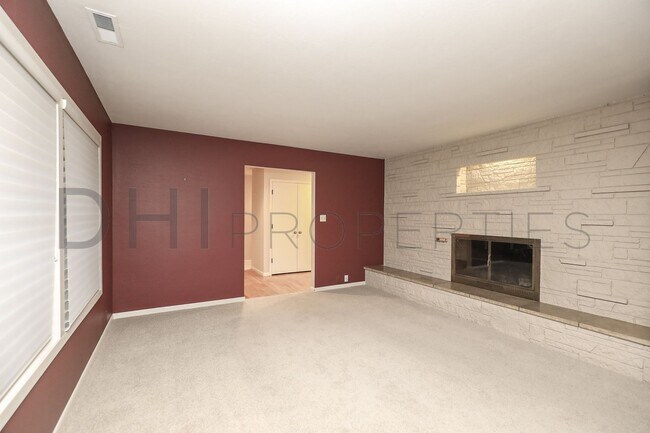 Foto del edificio - SPACIOUS MIDCENTURY HOME IN LONGVIEW'S CASCADE WAY NEIGHBORHOOD FOR RENT