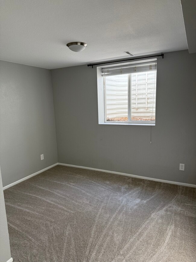 Building Photo - 1917 Oakwood Dr