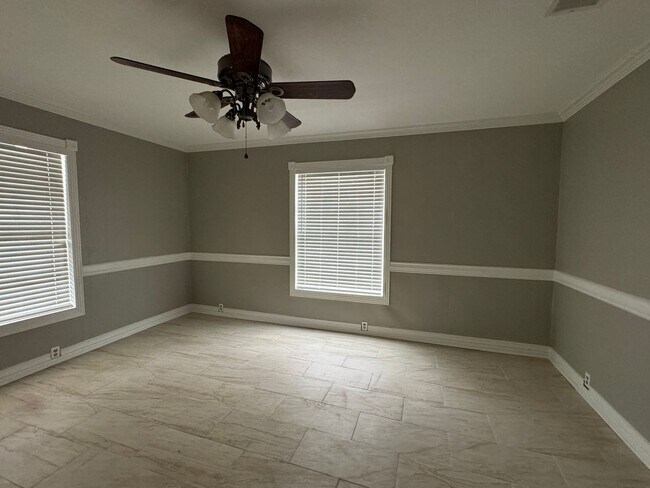 Foto del edificio - This beautiful, older two-story home has b...