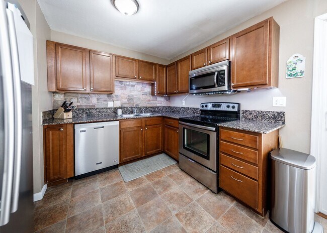 Building Photo - 3 Bedroom/1 bath in Cheyenne Mountain area