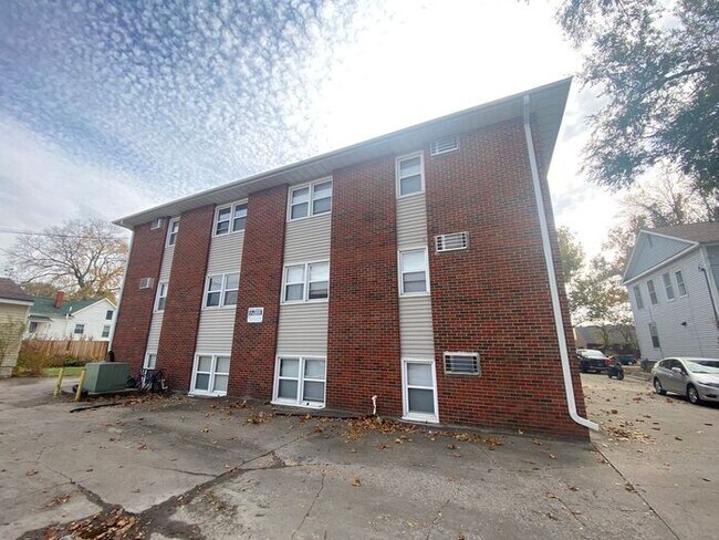 Building Photo - $1,300 | 2 Bedroom, 1 Bathroom Apartment |...