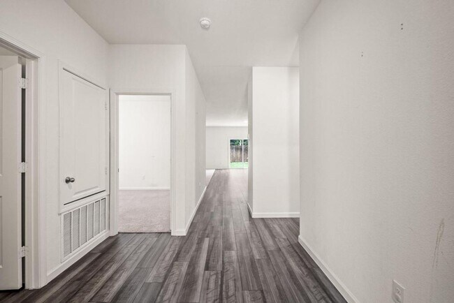 Foto del edificio - Backs to Wooded Area • Split Bedrooms • Modern & All-Electric