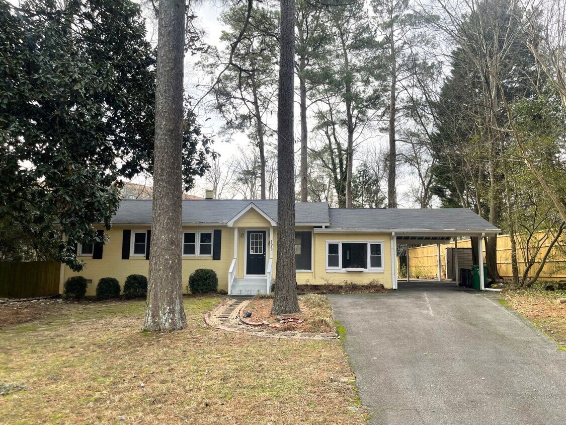 Foto principal - Adorable 3BR / 2BA Brick ranch situated on...