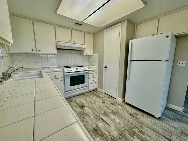 Foto del edificio - Spacious 2BD/2BTH with Private 2 Car Garage!