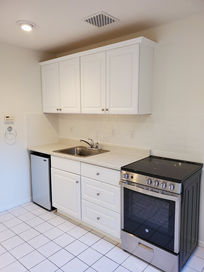 New appliances - 668 S GRETNA GREEN Way