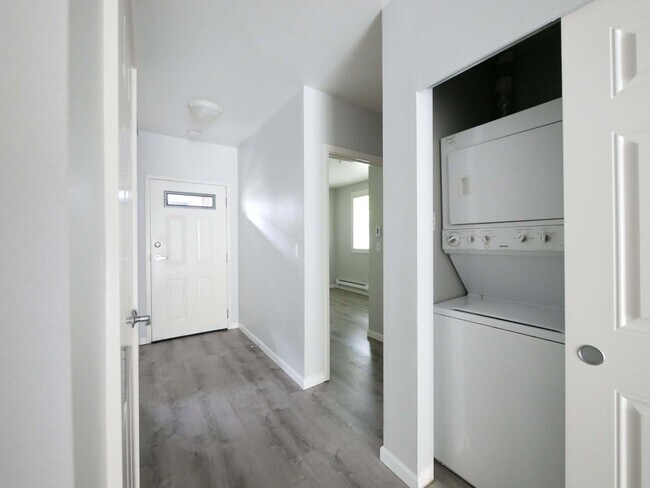 Building Photo - NEWLY REMODELED First Hill Condo - 2/3 bed...