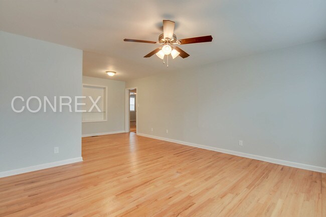 Foto del edificio - HUGE Four-bedroom, Two 1/2 Bath