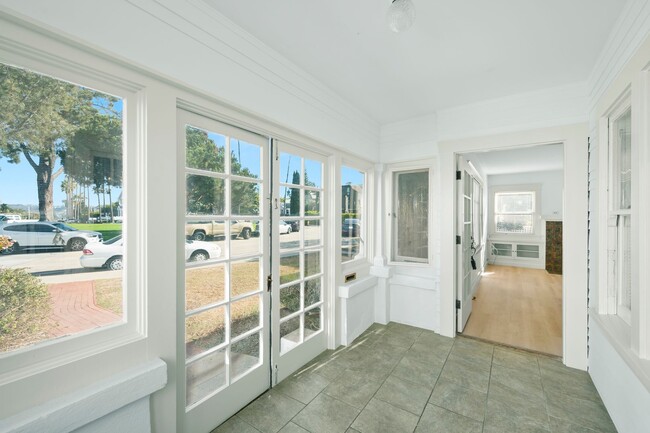 Building Photo - Charming Craftsman Home in the Heart of La...