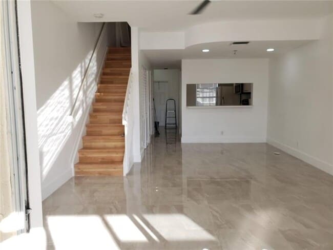 Building Photo - 4963 SW 31st Terrace