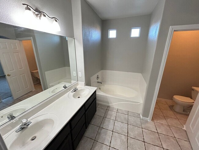 Foto del edificio - Spacious 3Bed/3Bath Two Story Home Located...