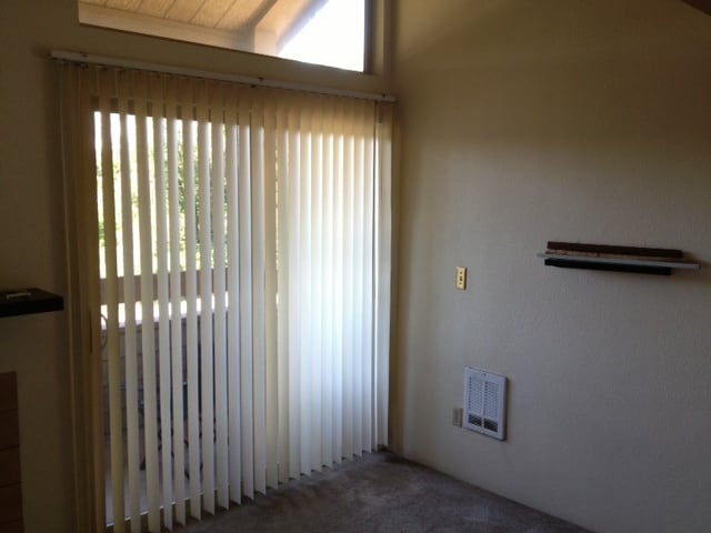 Building Photo - Loft Style Condo in Well-Maintained Commun...