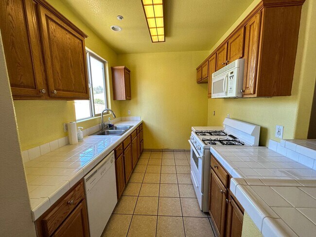 Foto del edificio - Gated Hayward Townhome with 2-Car Garage & Private Patio