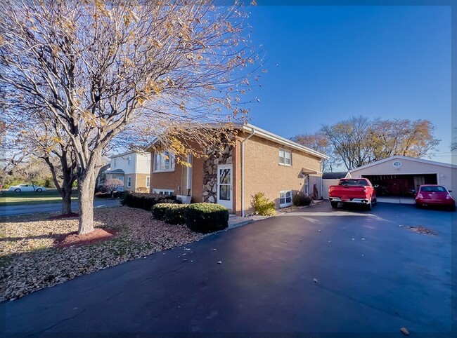 Building Photo - 7421 Roberts Rd