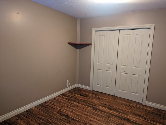 Photo du bâtiment - 5 Bed 3 Bath Unit in Lacombe, AB
