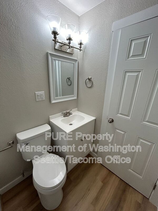 Building Photo - 111 10th St SE