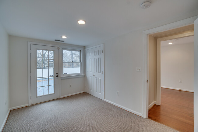 Foto del edificio - 5107 MacArthur Blvd NW