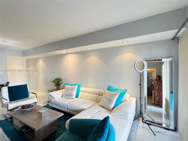 Building Photo - 9701 Fontainebleau Blvd
