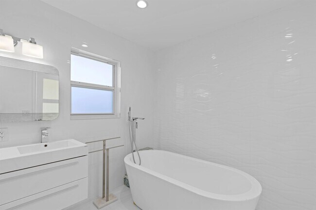 Building Photo - Southeast 7th Avenue, Pompano Beach, FL 33060 - 3 BR 3 BA house
