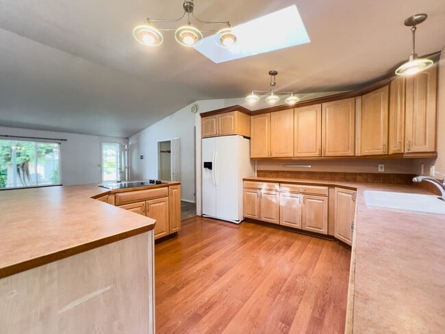 Foto del edificio - 3 bedroom rambler on corner lot