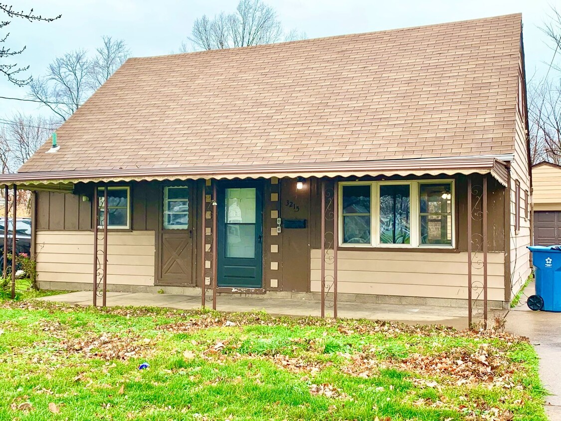 3 Bedroom Bungalow Fenced In Yard House Rental In Lorain Oh