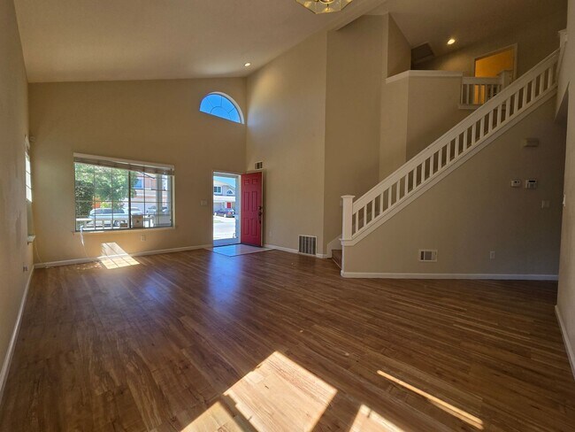 Building Photo - Air-Conditioned 4 Bed / 2.5 Bath Single Fa...