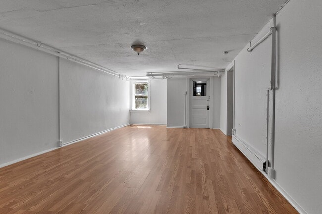 Building Photo - $1,395.00, 1 bed, 1 bath newly renovated b...
