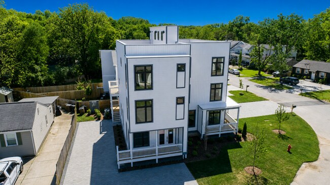 Foto del edificio - Turn-Key Luxury Rental: Brand-New 4BD + Office w/ Private Sunset Rooftop