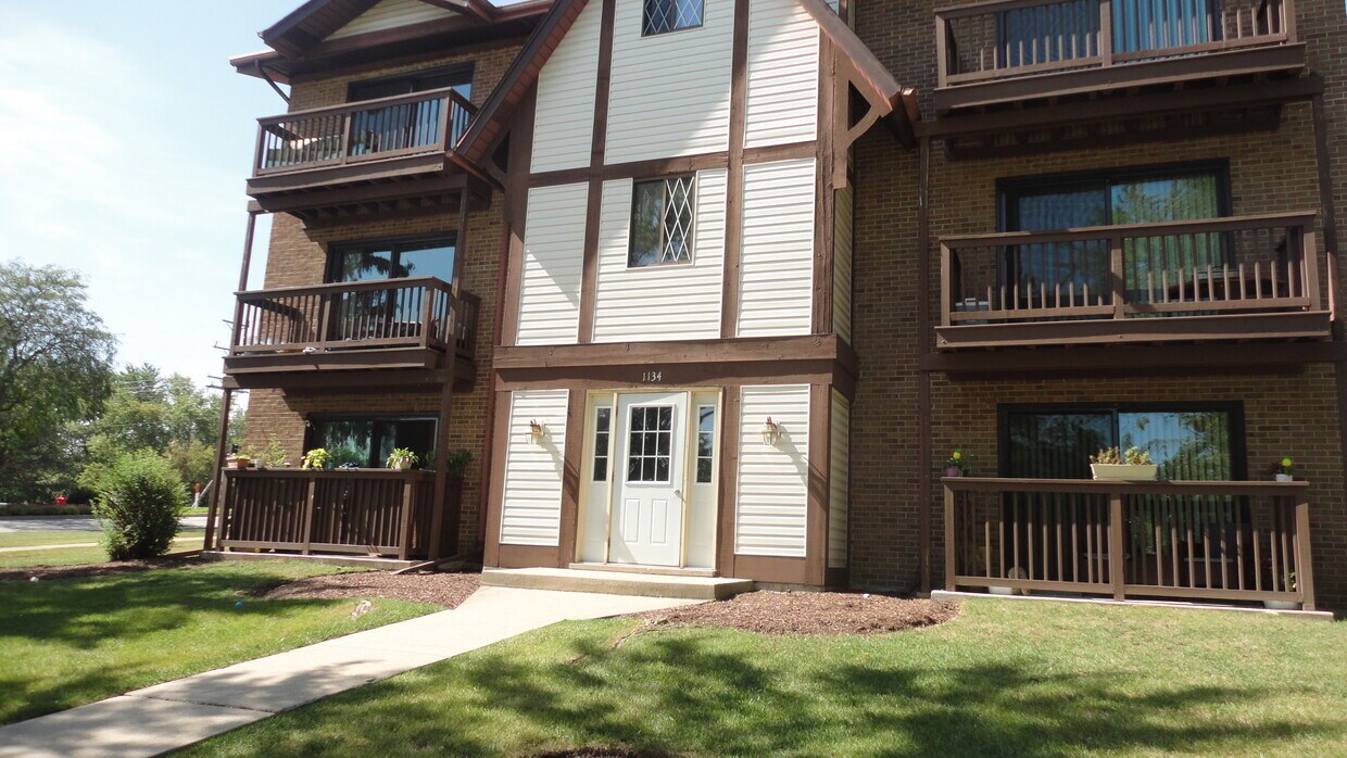 Front entrance - 1134 Chalet Dr