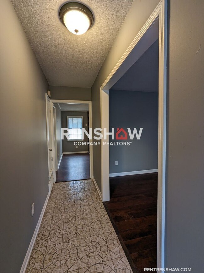 Building Photo - Classic 4/1.5 Home In Memphis Now Availabl...