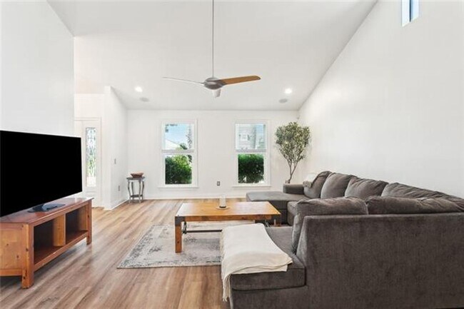 Foto del edificio - Beautiful Water Front Home