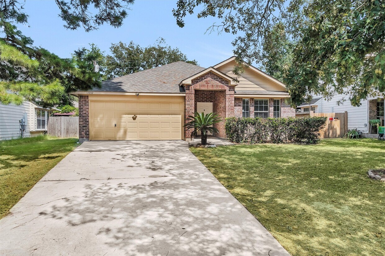 Foto principal - 13852 Running Bear Dr