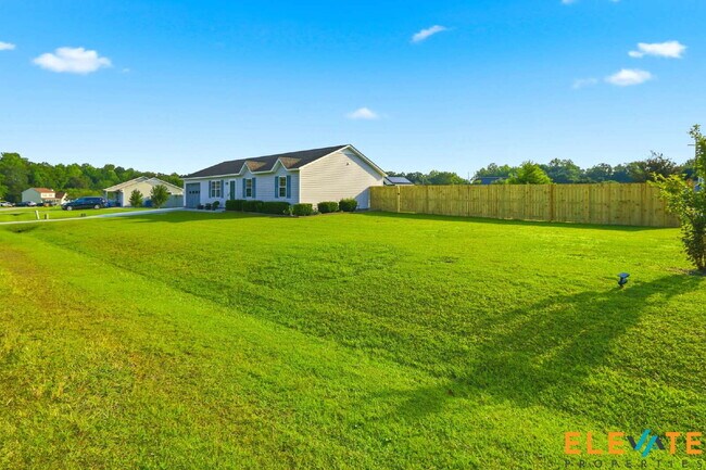 Foto del edificio - Beautiful Like-New 3 Bedroom Home with Huge Fenced Yard, Greenhouse & Storage