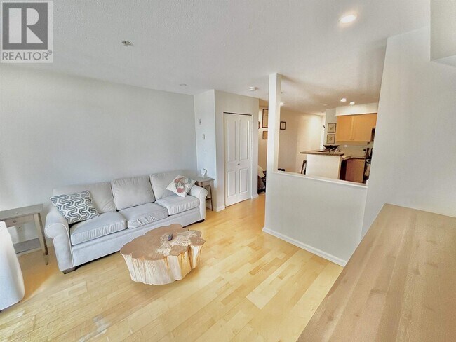 Photo du bâtiment - 997-997 W 22nd Ave