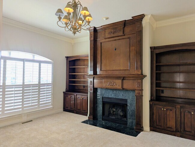 Building Photo - Stylish Townhome in Norman – Skylights, Courtyard & 2-Car Garage