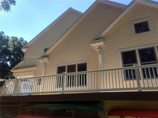 Building Photo - 956 E Lake Rd
