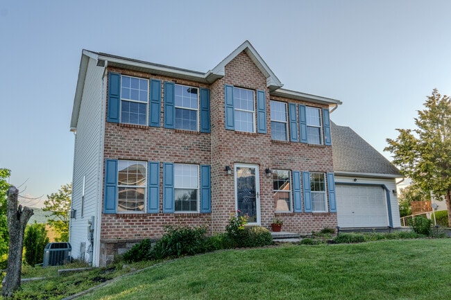 Building Photo - 2401 Aspen Way