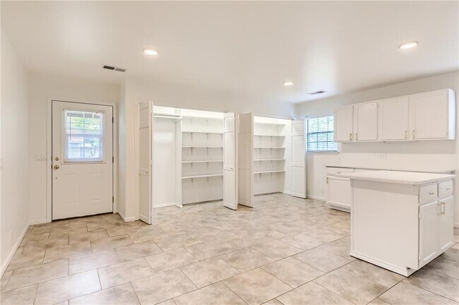 Building Photo - 16112 Oak Grove Rd