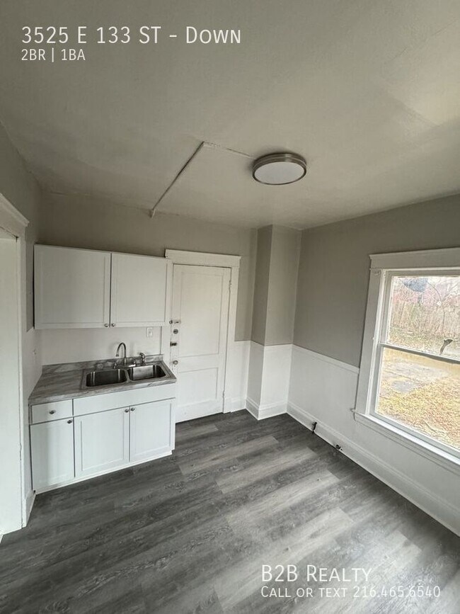Building Photo - "Perfect Pairing: Discover Comfort and Sty...