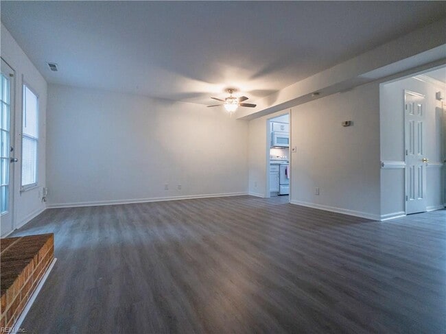 Building Photo - 2407 Rennie Dr