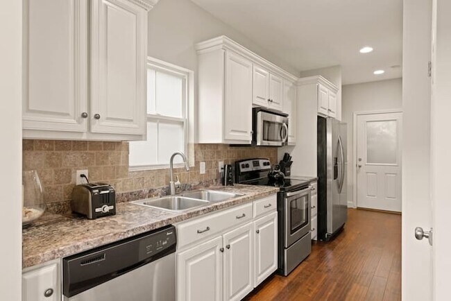 Building Photo - 100 Promenade Pl